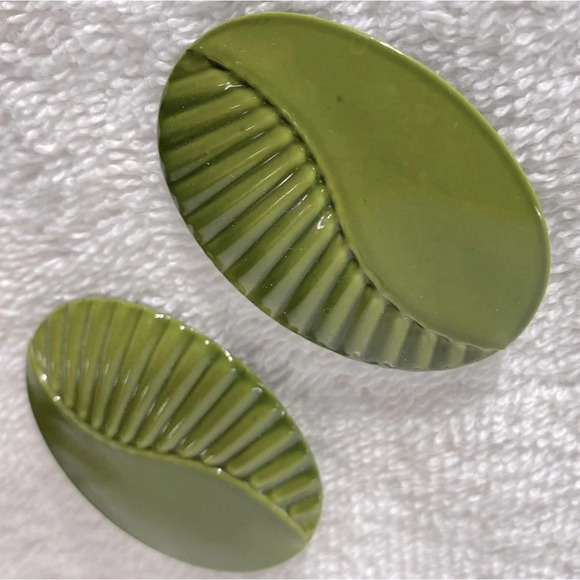 Vintage Avocado Green Painted Textured Metal Oval Clip On  Earrings - Picture 4 of 9